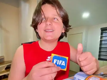 Sebastián con su álbum de cromos Sebastián con su álbum de cromos
