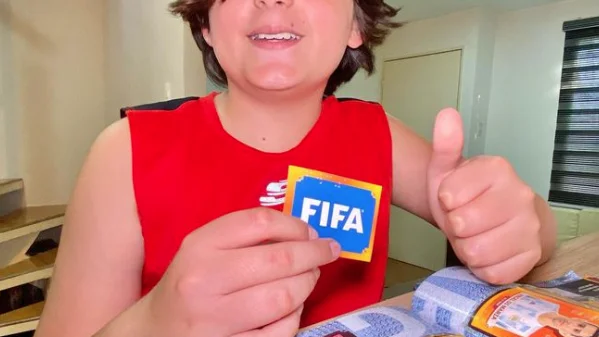 Sebasti&aacute;n con su &aacute;lbum de cromos 