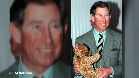 El rey Carlos III con el oso de peluche que le acompaña desde la infancia El rey Carlos III con el oso de peluche que le acompaña desde la infancia