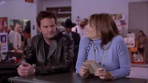 Elizabeth Hurley y Matthew Perry en 'Serving Sara' Elizabeth Hurley y Matthew Perry en 'Serving Sara'