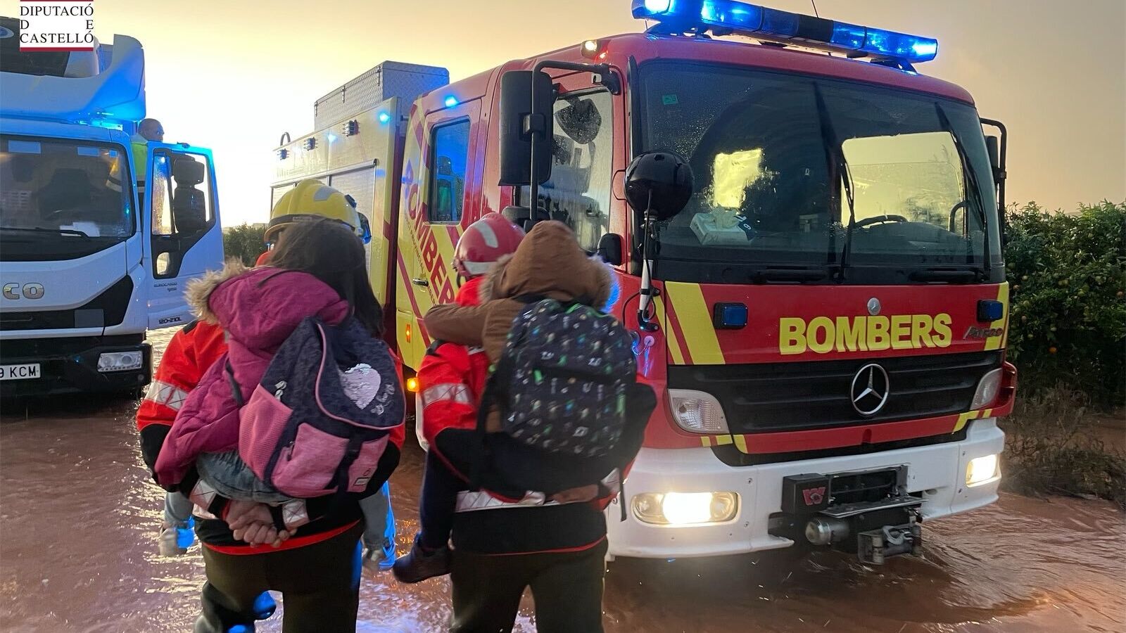 Rescatan a los ocupantes de un autobús escolar atrapado por la lluvia en Castellón