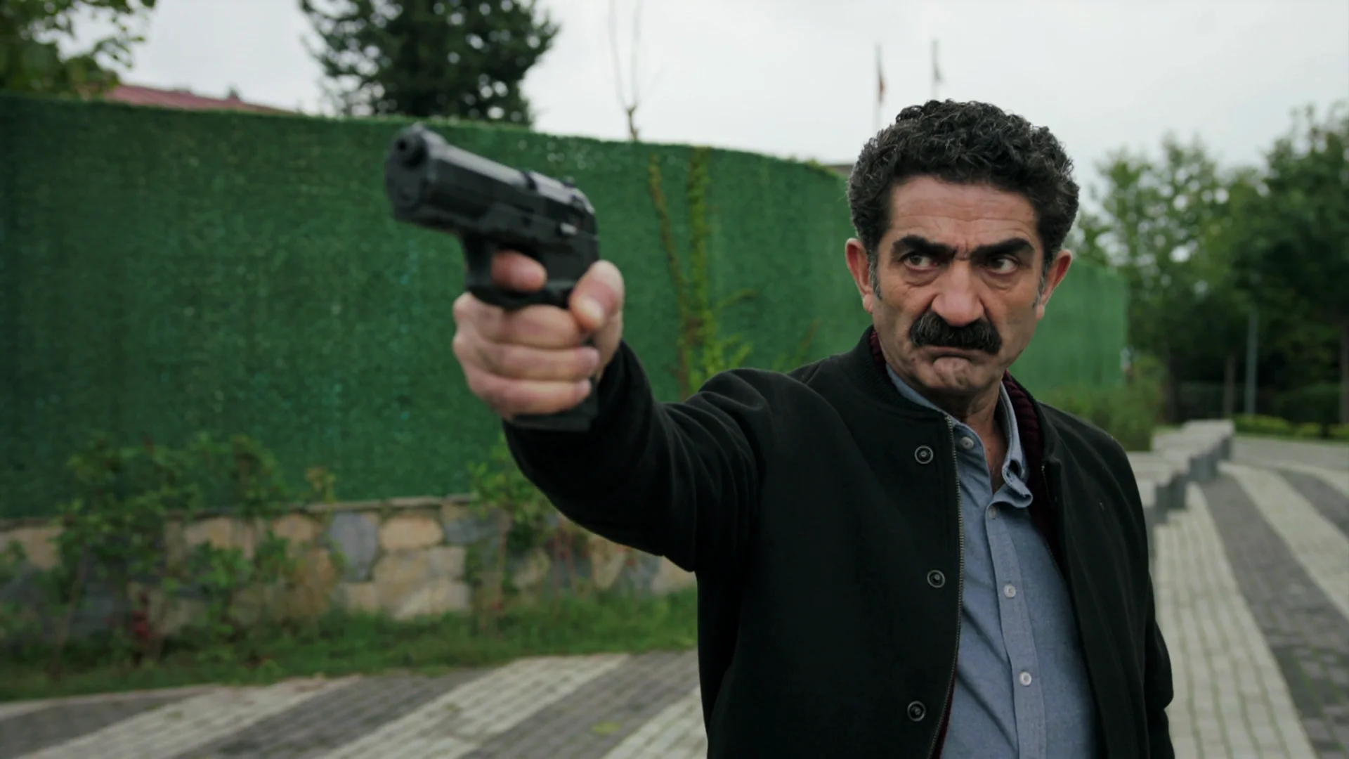 Zafer se toma la justicia por su mano y apunta a Çinar con una pistola Zafer se toma la justicia por su mano y apunta a Çinar con una pistola
