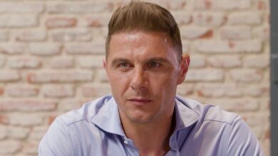 Joaquín y su mujer, sometidos a las preguntas de sus hijas como si fuesen Mercedes Milá: 