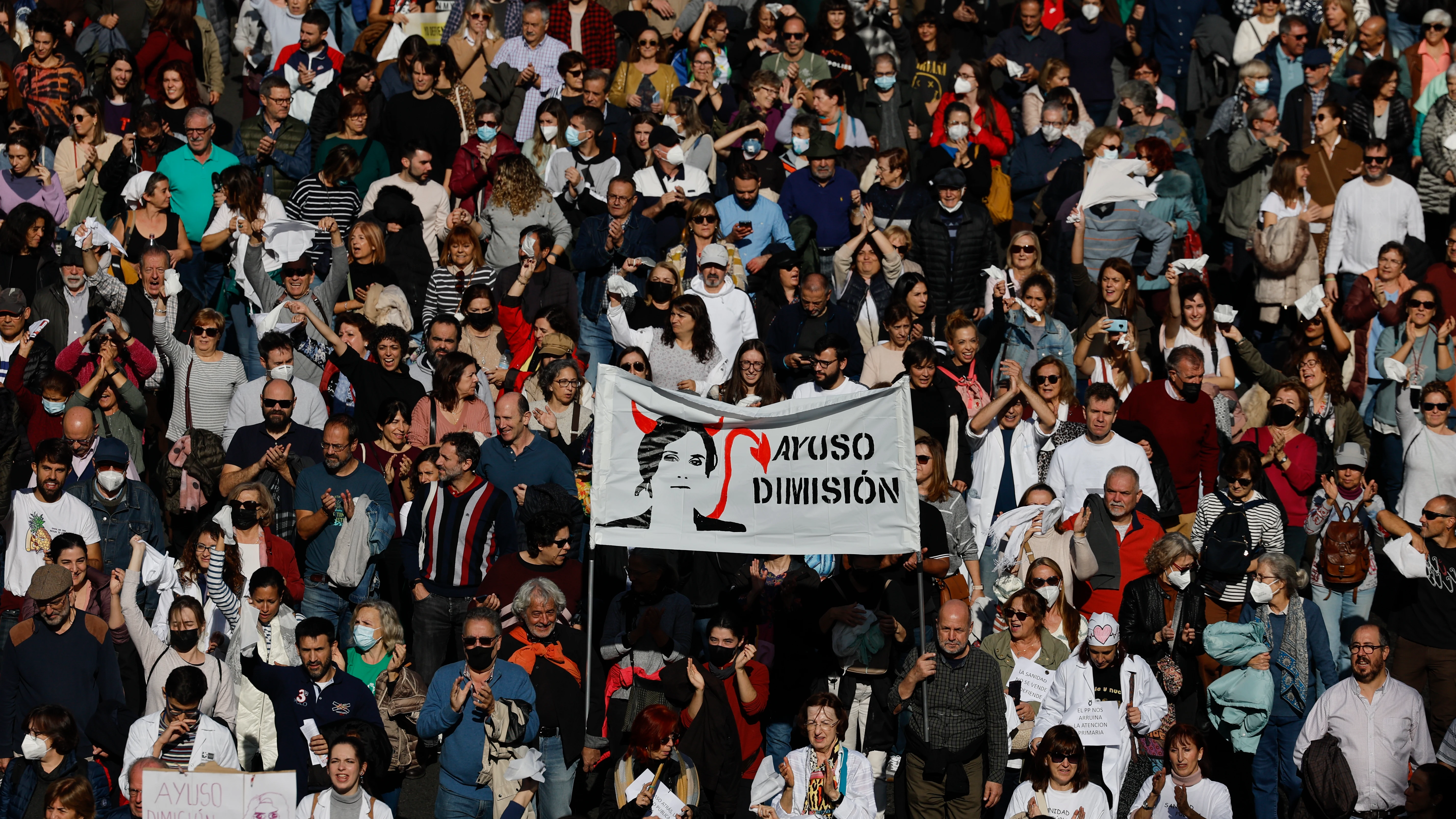  Manifestaci&oacute;n ciudadana que recorre este domingo el centro de Madrid bajo el lema "Madrid se levanta por la sanidad p&uacute;blica"