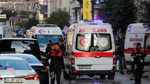 Ambulancias acuden al lugar de la explosión en Estambul Ambulancias acuden al lugar de la explosión en Estambul