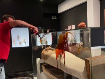 Dos activistas atacan con "sangre y petróleo" una vitrina de Museo Egipcio de Barcelona