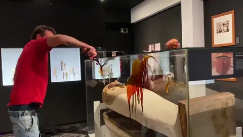 Dos activistas atacan con "sangre y petróleo" una vitrina de Museo Egipcio de Barcelona Dos activistas atacan con "sangre y petróleo" una vitrina de Museo Egipcio de Barcelona