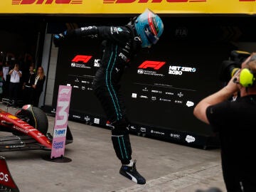 George Russell celebra en Interlagos la primera victoria de su carrera en F1