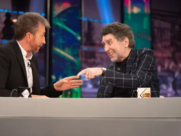 El 'desnudo' de Joaquín Sabina en el documental 'Sintiéndolo mucho': "Enseño el alma" El 'desnudo' de Joaquín Sabina en el documental 'Sintiéndolo mucho': "Enseño el alma"