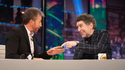 El 'desnudo' de Joaquín Sabina en el documental 'Sintiéndolo mucho': "Enseño el alma" El 'desnudo' de Joaquín Sabina en el documental 'Sintiéndolo mucho': "Enseño el alma"