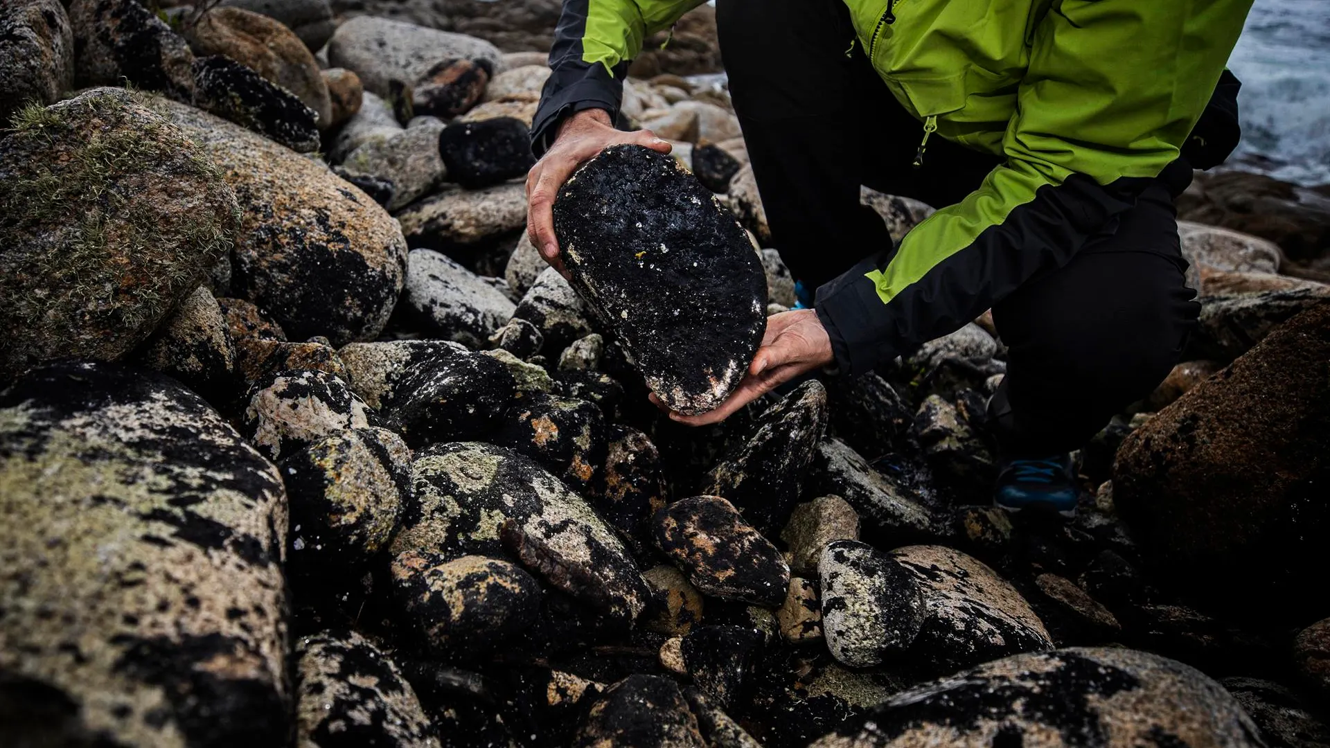 MUXÍA (A CORUÑA). Piedras manchadas de chapapote en el concello coruñés de Muxía, corazón de la Costa da Morte y epicentro del hundimiento del Prestige MUXÍA (A CORUÑA). Piedras manchadas de chapapote en el concello coruñés de Muxía, corazón de la Costa da Morte y epicentro del hundimiento del Prestige