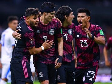 La selección de México celebrando un gol 