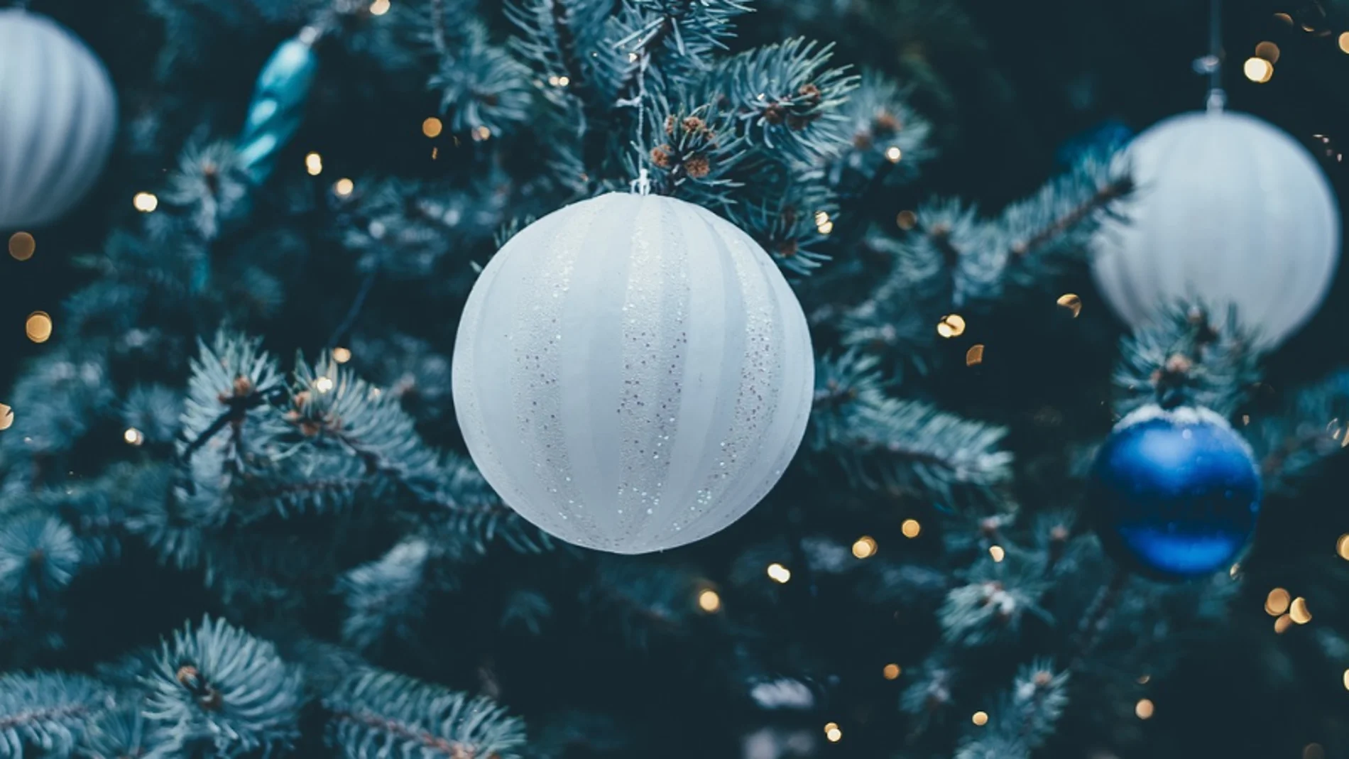 Bolas de Navidad en un árbol 