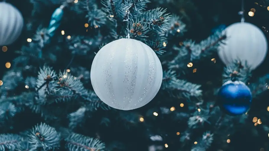 Bolas de Navidad en un árbol Bolas de Navidad en un árbol