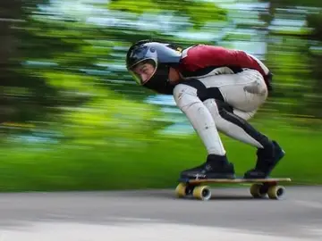 Diego Poncelet, en una bajaba sobre un skateboard Diego Poncelet, en una bajaba sobre un skateboard