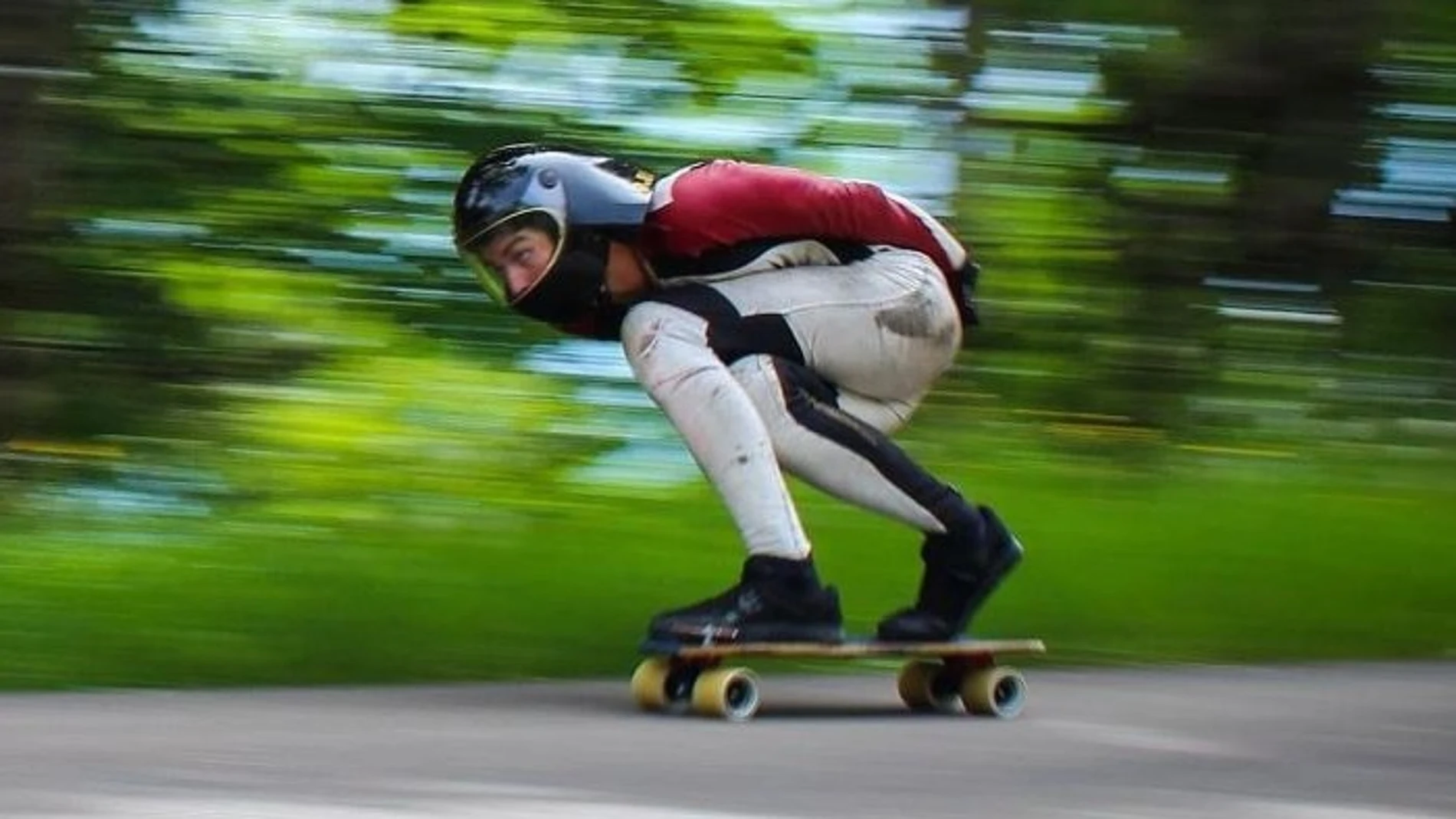 Diego Poncelet, en una bajaba sobre un skateboard