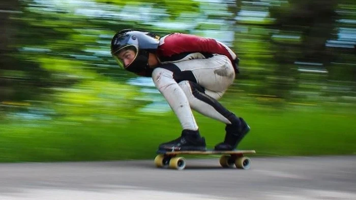 Diego Poncelet, en una bajaba sobre un skateboard Diego Poncelet, en una bajaba sobre un skateboard