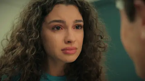 Asiye no puede ocultar su emoción al ver que Doruk está bien tras el accidente de coche: “Tenía mucho miedo” Asiye y Doruk