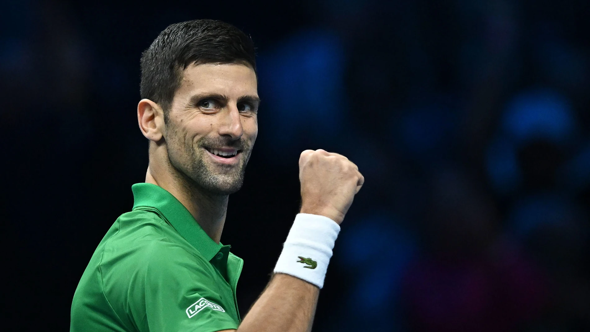 Novak Djokovic celebra un punto ante Stefanos Tsitsipas