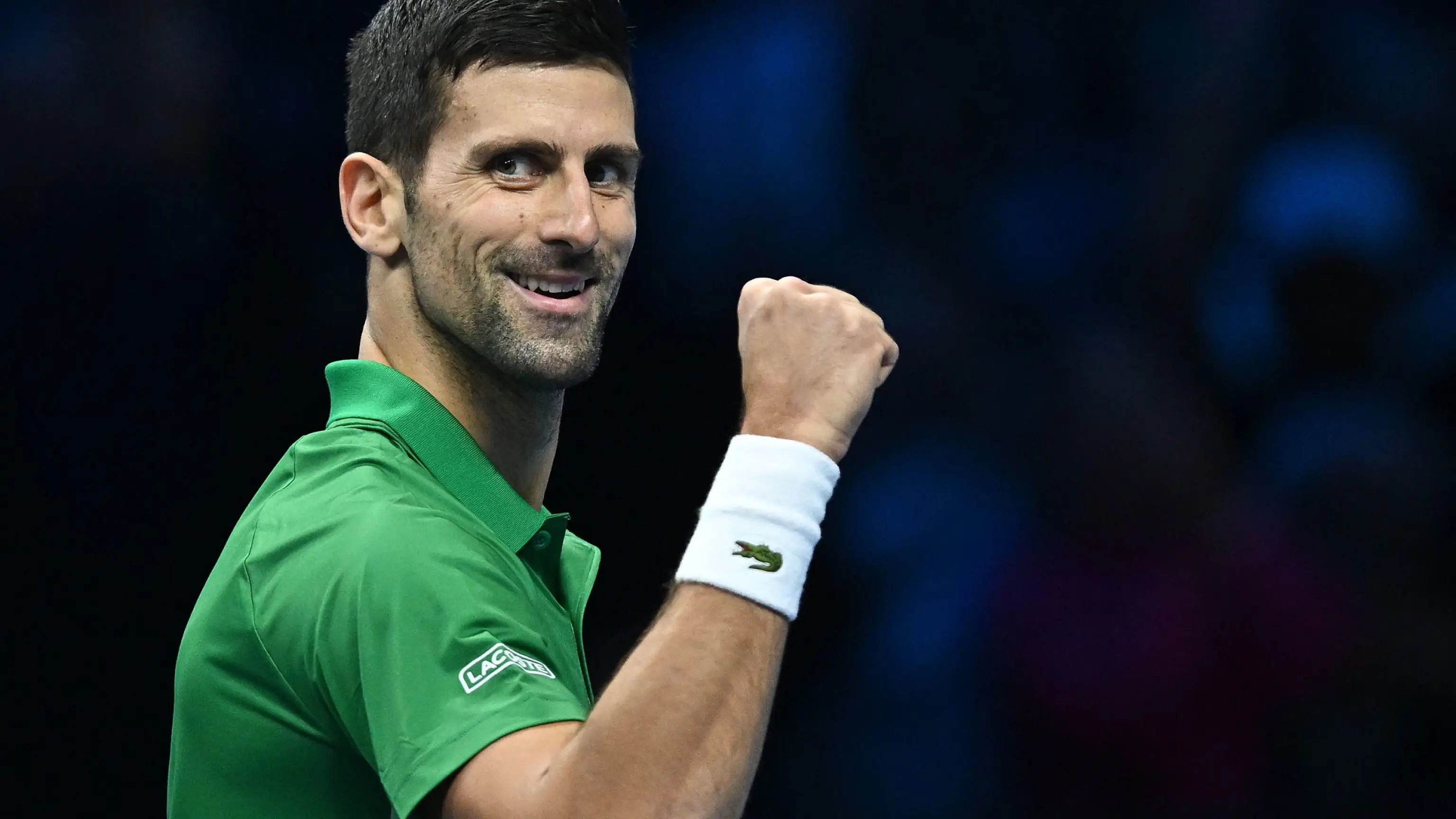 Novak Djokovic celebra un punto ante Stefanos Tsitsipas