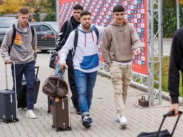Dani Olmo, David Raya, Jordi Alba y Pedri, a su llegada a la Ciudad del Fútbol de Las Rozas