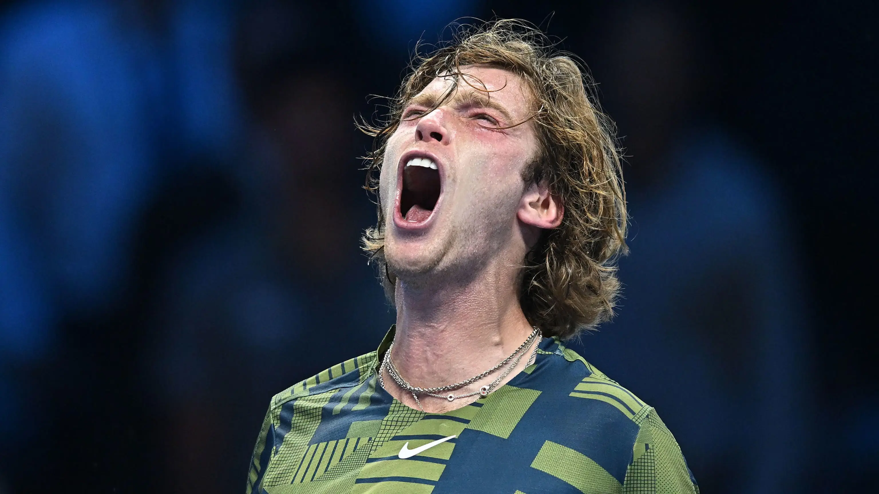 Andrey Rublev celebra su victoria ante Daniil Medvedev