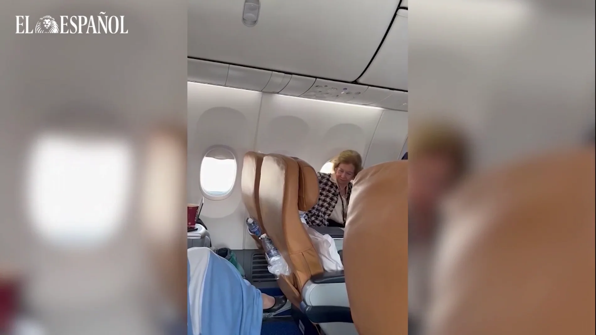 La reina Sofía en un vuelo