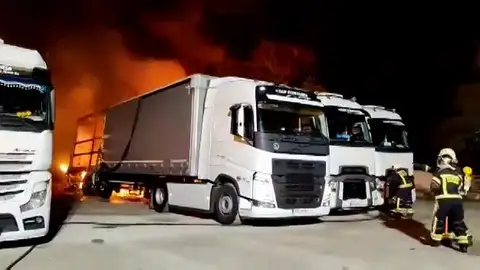 Camiones incendiados en Villaescusa, Cantabria Desolación en una empresa de transportes de Villaescusa: "Me han quemado todos los camiones"