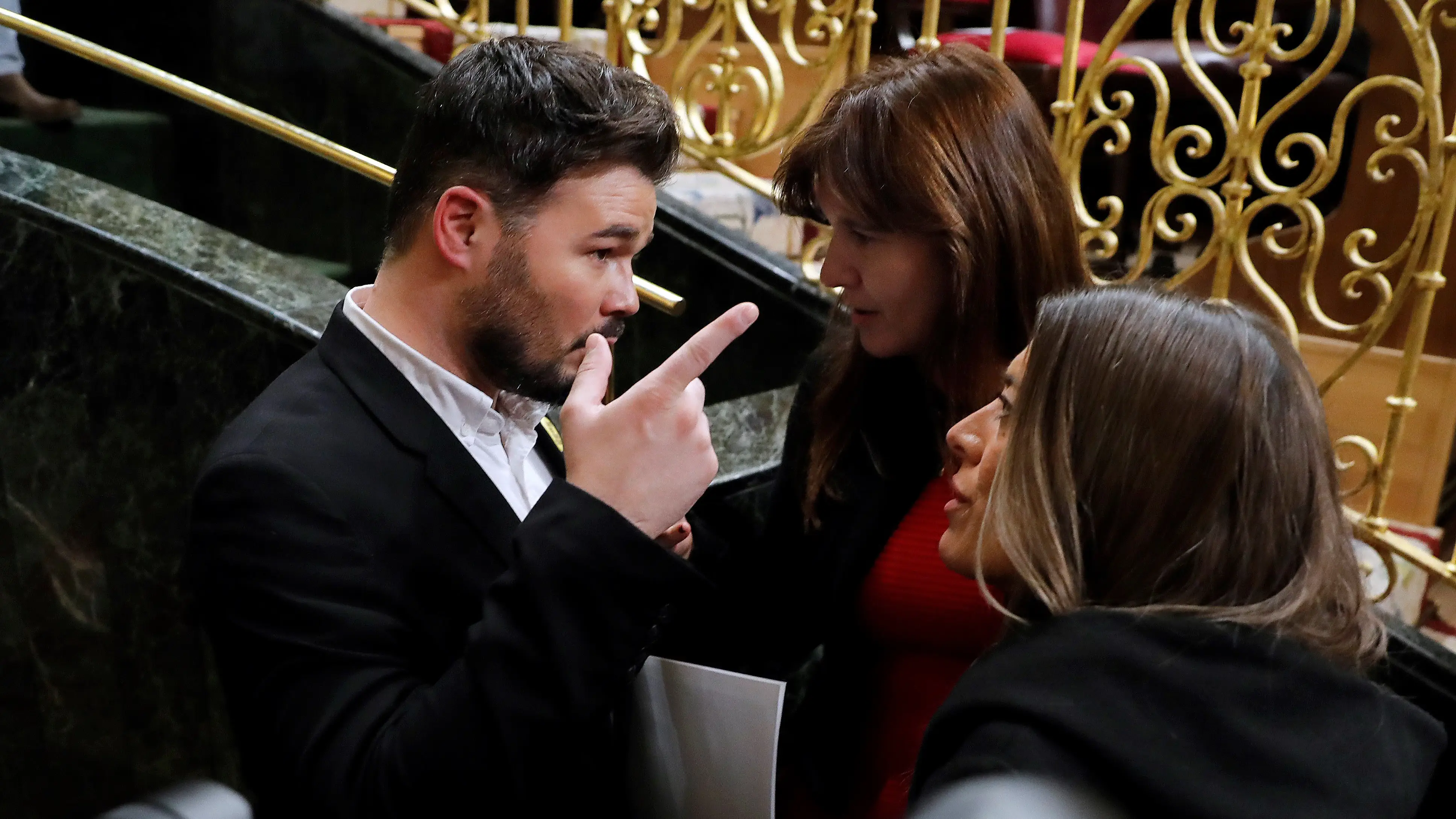 Gabriel Rufi&aacute;n conversa con las diputadas de JxCat, Laura Borr&aacute;s y Miriam Nogueras