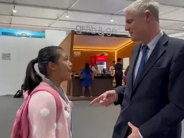 El dardo de una activista de 11 años al ministro de Energía británico El dardo de una activista de 11 años al ministro de Energía británico