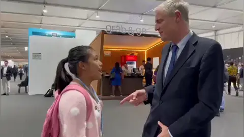 El dardo de una activista de 11 años al ministro de Energía británico El dardo de una activista de 11 años al ministro de Energía británico