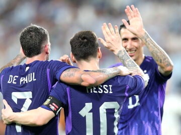 Leo Messi celebra un gol con Rodrigo de Paul y Ángel di María