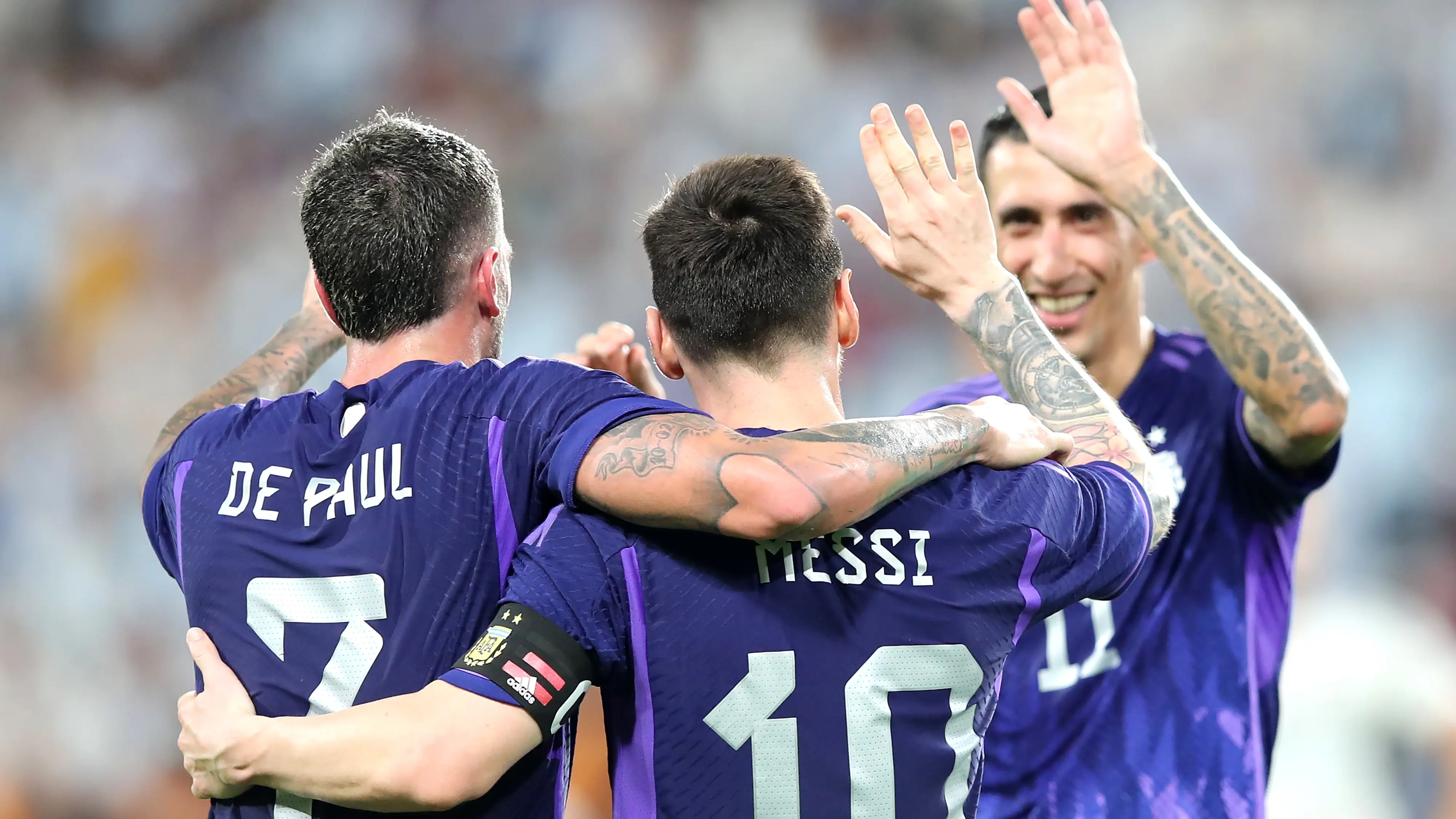 Leo Messi celebra un gol con Rodrigo de Paul y &Aacute;ngel di Mar&iacute;a