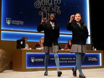 Niñas de San Ildefonso durante el sorteo de la Lotería de Navidad Niñas de San Ildefonso durante el sorteo de la Lotería de Navidad