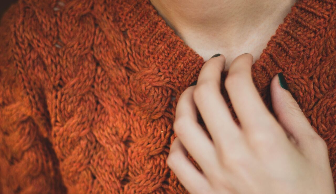 Persona luciendo jersey marr&oacute;n