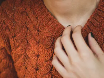 Persona luciendo jersey marrón Persona luciendo jersey marrón