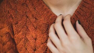 Persona luciendo jersey marr&oacute;n