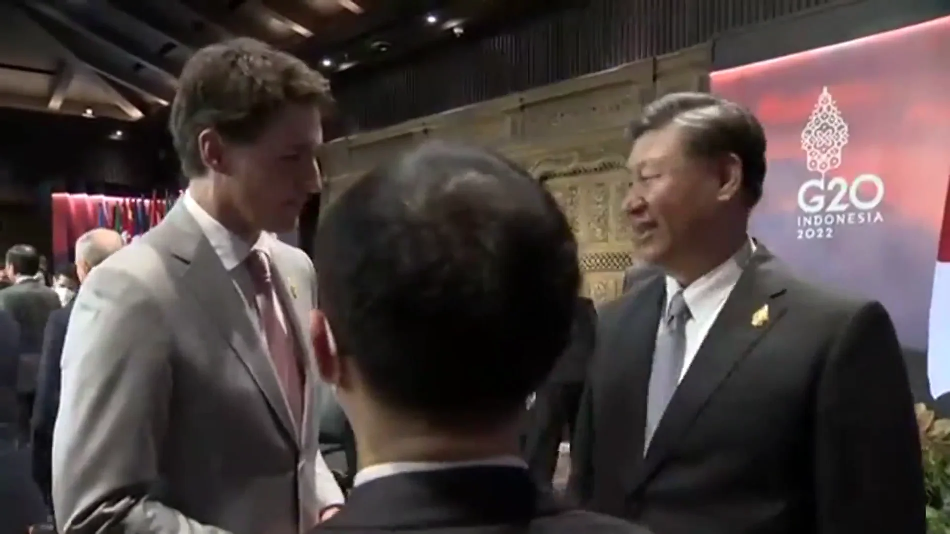 Justin Trudeau y Xi Jinping, junto al traductor que traduce la conversación