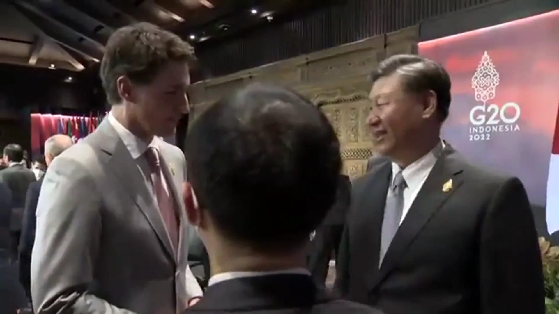 Justin Trudeau y Xi Jinping, junto al traductor que traduce la conversación Justin Trudeau y Xi Jinping, junto al traductor que traduce la conversación