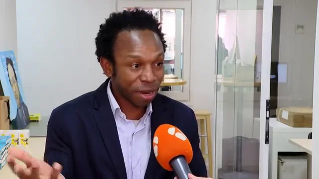 La historia de Ousman, de llegar en patera a enseñar informática a 20.000 niños en Ghana La historia de Ousman, de llegar en patera a enseñar informática a 20.000 niños en Ghana