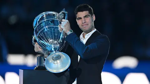 Carlos Alcaraz recibe el trofeo como número 1 de la ATP en Turín Carlos Alcaraz recibe el trofeo como número 1 de la ATP en Turín