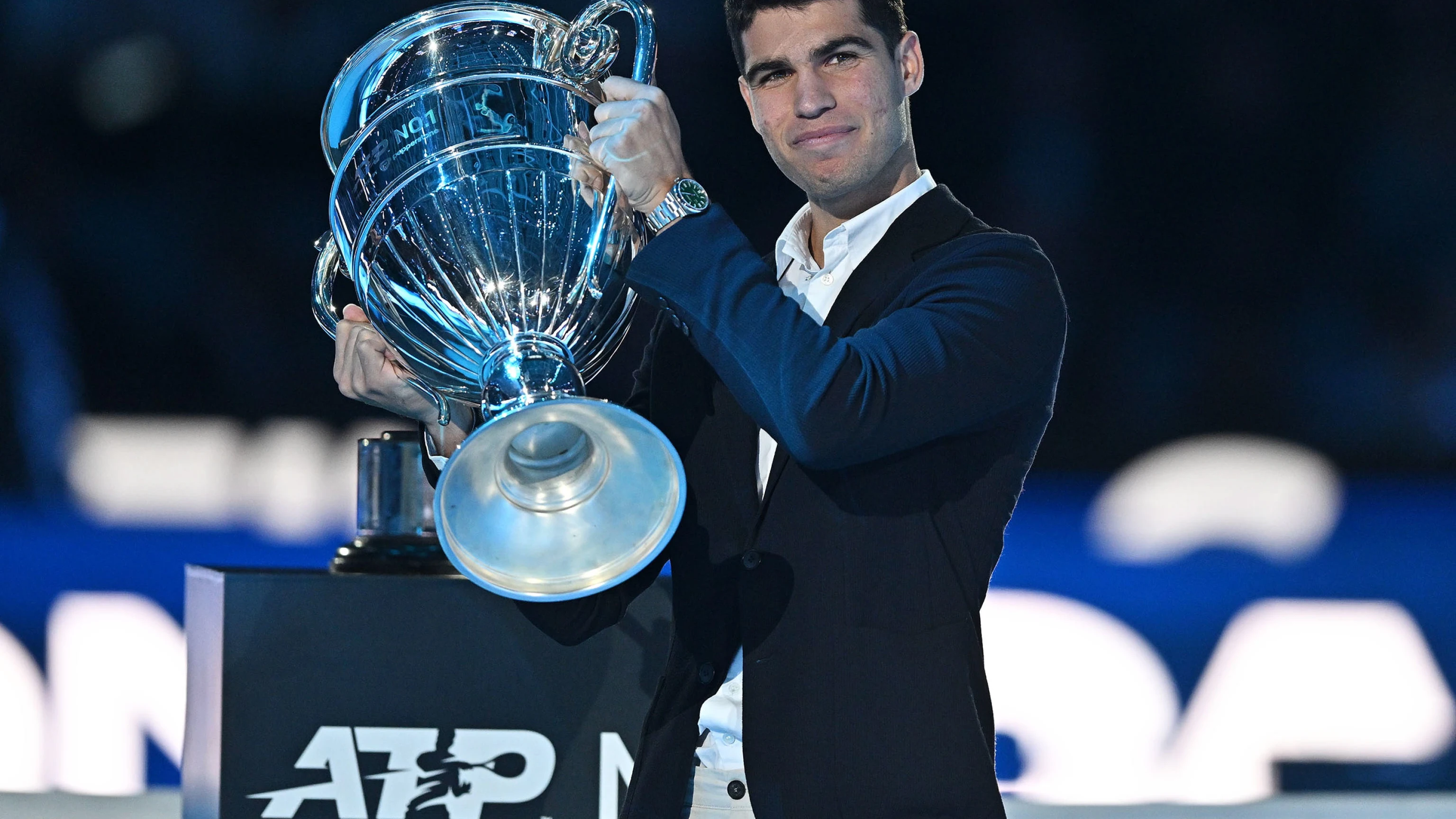 Carlos Alcaraz recibe el trofeo como n&uacute;mero 1 de la ATP en Tur&iacute;n