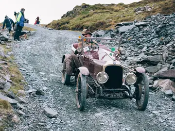 Un participante en el ascenso a una mina de pizarra Un participante en el ascenso a una mina de pizarra