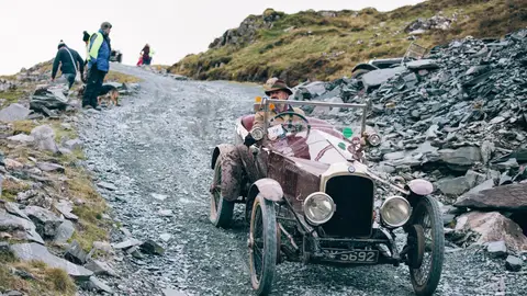 Un participante en el ascenso a una mina de pizarra Un participante en el ascenso a una mina de pizarra