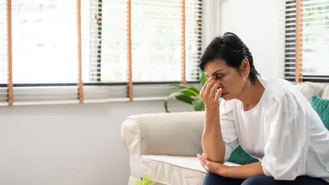 Mujer deprimida y estresada Mujer deprimida y estresada