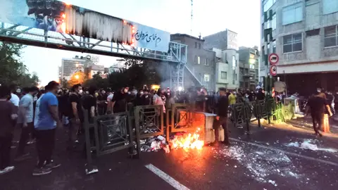 Manifestantes se enfrentan a la policía durante una protesta tras la muerte de Mahsa Amini, en Teherán Manifestantes se enfrentan a la policía durante una protesta tras la muerte de Mahsa Amini, en Teherán