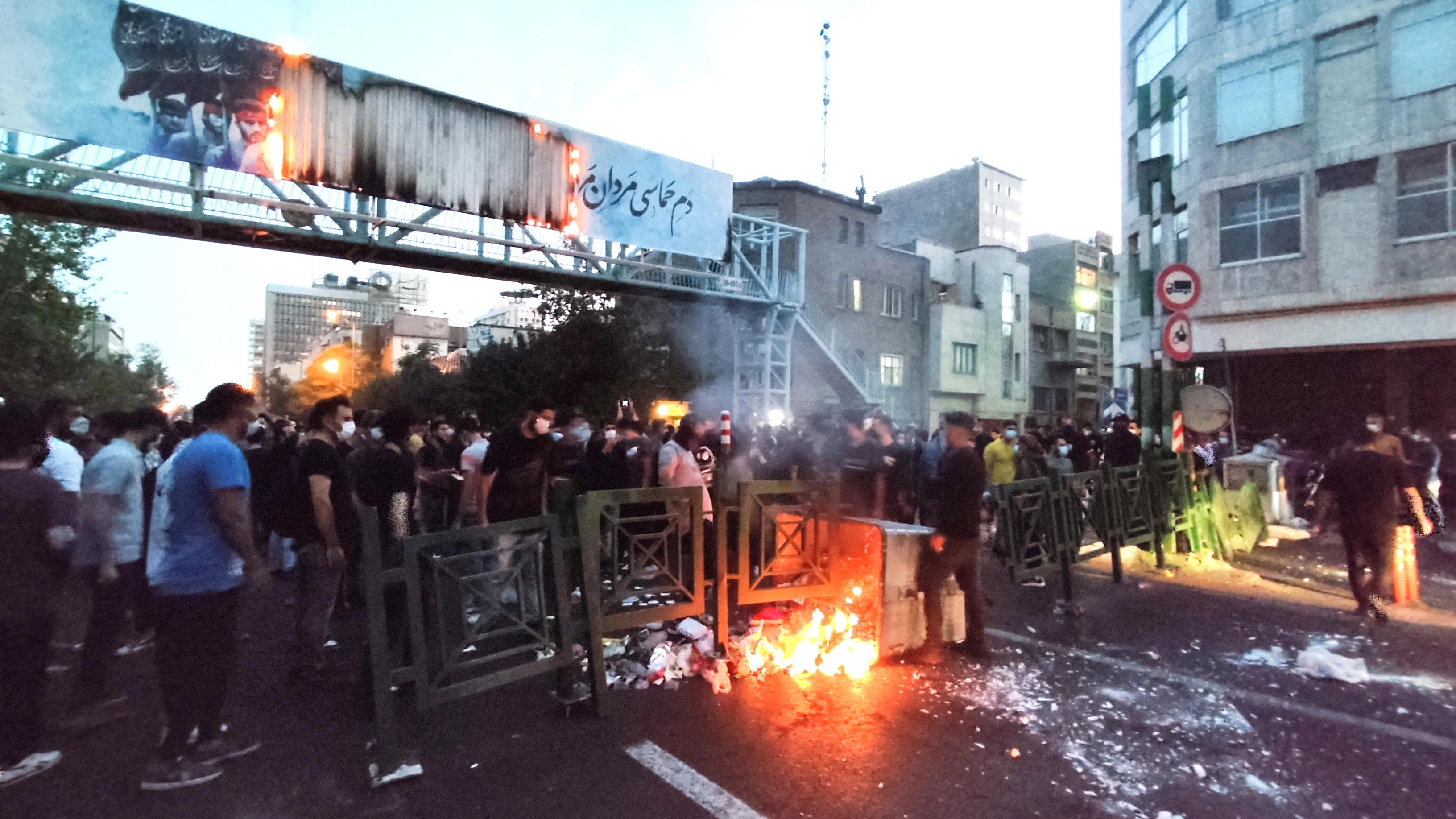 Manifestantes se enfrentan a la polic&iacute;a durante una protesta tras la muerte de Mahsa Amini, en Teher&aacute;n 