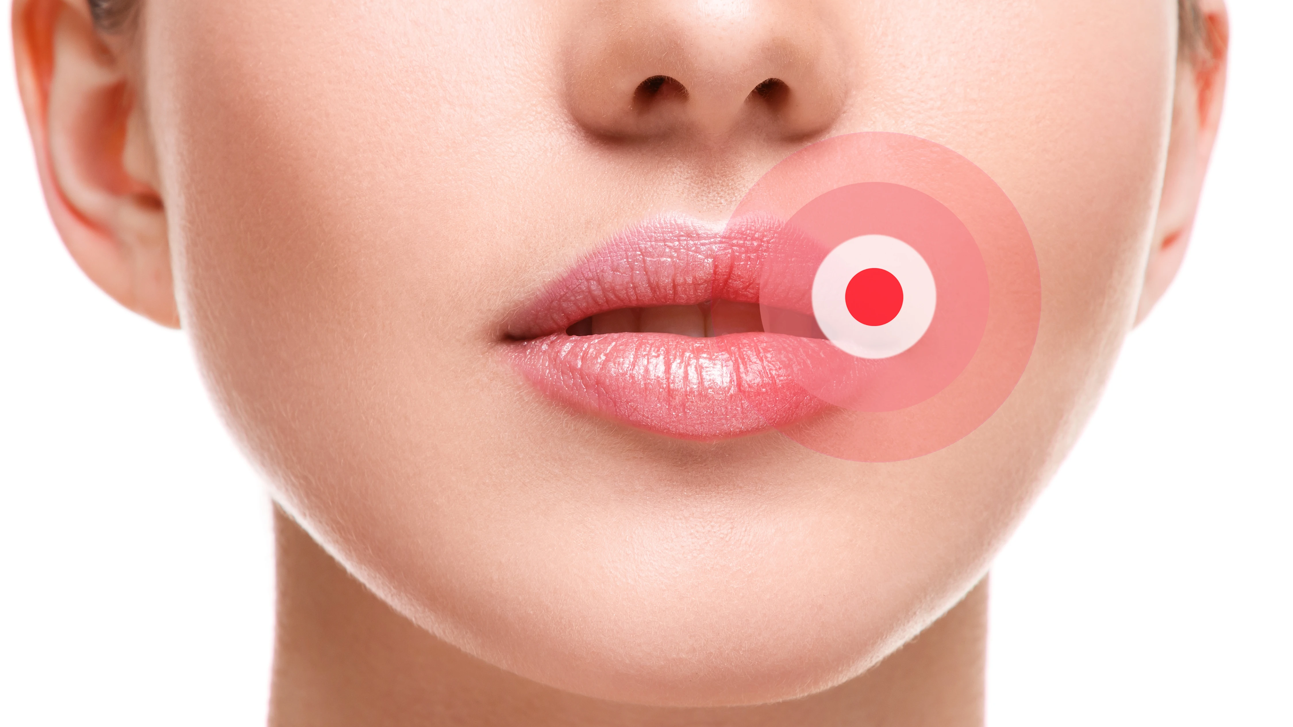 Primer plano del rostro de una mujer con una señal en la comisura de la boca. Primer plano del rostro de una mujer con una señal en la comisura de la boca.