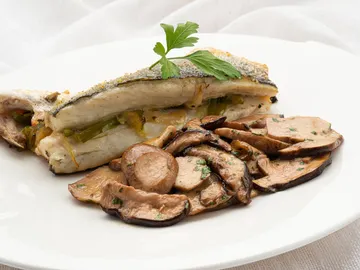 Lubina con hongos, un plato "sencillo, rico y de celebración" de Karlos Arguiñano Lubina con hongos, un plato "sencillo, rico y de celebración" de Karlos Arguiñano