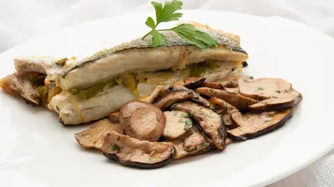 Lubina con hongos, un plato "sencillo, rico y de celebración" de Karlos Arguiñano Lubina con hongos, un plato "sencillo, rico y de celebración" de Karlos Arguiñano